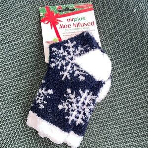 Airplus Aloe Infused Comfort Socks Fuzzy Snowflake Navy White Size OS NWT